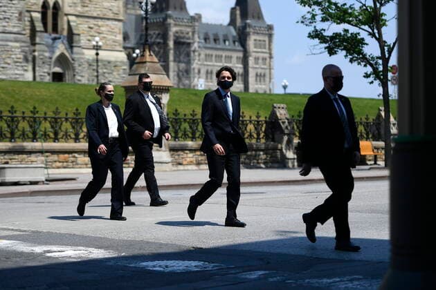 Kanada, Premierminister Justin Trudeau Pressekonferenz in Ottawa June 4, 2021, Ottawa, on, Canada: Prime Minister Justin Trudeau walks from West Block on Parliament Hill to a news conference on the COVID-19 pandemic, in Ottawa, on Friday, June 4, 2021. Ottawa Canada  - ZUMAc35_ 20210604_zaf_c35_030 Copyright: xJustinxTangx