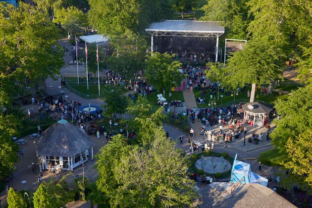 Lars Lilholt Band Konzert in Aarhus Lars Lilholt Band indtager scenen to gange naar Fed Fredag-koncerter vender tilbage i Tivoli Friheden i Aarhus, fredag den 4. juni 2021. Paa trods af coronarestriktioner vender den aarhusianske musiktradition Fed Fredag i Tivoli Friheden tilbage fra fredag den 4. juni.. , Aarhus