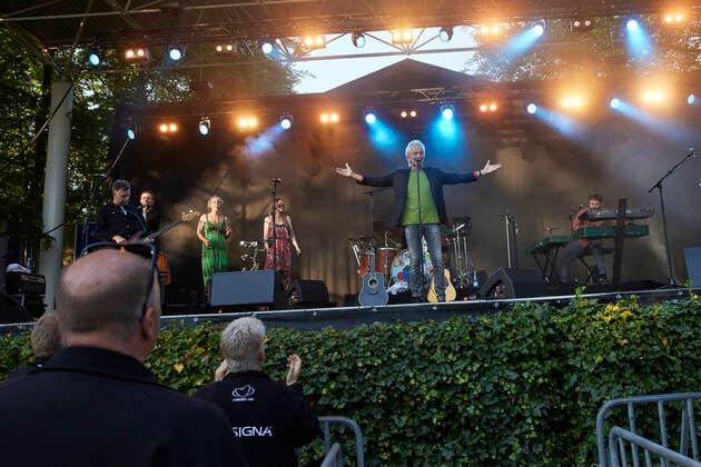 Lars Lilholt Band Konzert in Aarhus Lars Lilholt Band indtager scenen to gange naar Fed Fredag-koncerter vender tilbage i Tivoli Friheden i Aarhus, fredag den 4. juni 2021. Paa trods af coronarestriktioner vender den aarhusianske musiktradition Fed Fredag i Tivoli Friheden tilbage fra fredag den 4. juni.. , Aarhus