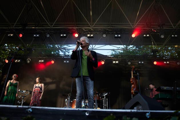 Lars Lilholt Band Konzert in Aarhus Lars Lilholt Band indtager scenen to gange naar Fed Fredag-koncerter vender tilbage i Tivoli Friheden i Aarhus, fredag den 4. juni 2021. Paa trods af coronarestriktioner vender den aarhusianske musiktradition Fed Fredag i Tivoli Friheden tilbage fra fredag den 4. juni.. , Aarhus