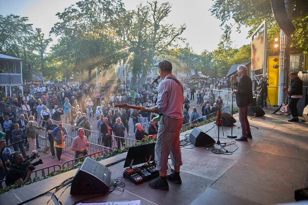 Lars Lilholt Band Konzert in Aarhus Lars Lilholt Band indtager scenen to gange naar Fed Fredag-koncerter vender tilbage i Tivoli Friheden i Aarhus, fredag den 4. juni 2021. Paa trods af coronarestriktioner vender den aarhusianske musiktradition Fed Fredag i Tivoli Friheden tilbage fra fredag den 4. juni.. , Aarhus