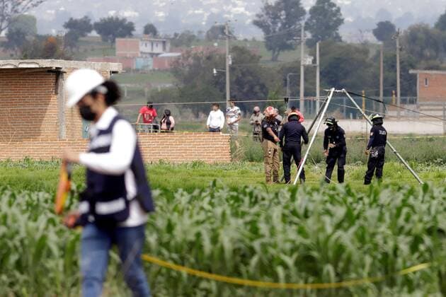 Mexiko, Untersuchungen an riesigem Krater Senkloch in Santa Maria Zacatepec Members of the State Civil Protection work in the area where a sinkhole was formed, in the municipality of Juan C. Bonilla, in the state of Puebla, Mexico, 04 June 2021. The large sinkhole that appeared almost a week ago in the central Mexican state of Puebla continued to spread this Friday and caused the collapse of a wall and a bedroom of the house located on the edge of the hole. The sinkhole in central Mexico extends and collapses part of a house !ACHTUNG: NUR REDAKTIONELLE NUTZUNG!  Copyright: xHildaxRiosx MEX3541 20210604-637584426713685796