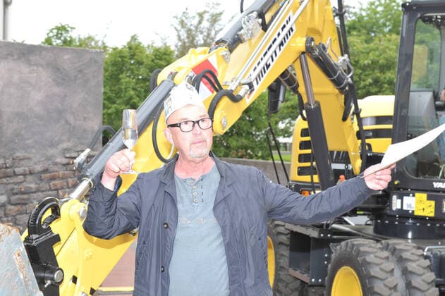 04.06.2021 - neue Bühne Senfrtenberg: Die Theaterwerkstatt ist das erste Gebäudeprojekt in Brandenburg, das mit Mitteln des Förderprogramms ãStrukturentwicklung LausitzÒ gefördert wird. Manuel Soubeyrand, Intendant der neuen Bühne Senftenberg. Fördermittelbescheid für den Umbau und die Erweiterung der Theaterwerkstatt der neuen Bühne *** 04 06 2021 new stage Senfrtenberg The theatre workshop is the first building project in Brandenburg to be supported with funds from the funding programme ÒStructural Development LusatiaÓ Manuel Soubeyrand, artistic director of the new stage Senftenberg Notice of funding for the conversion and extension of the theatre workshop of the new stage