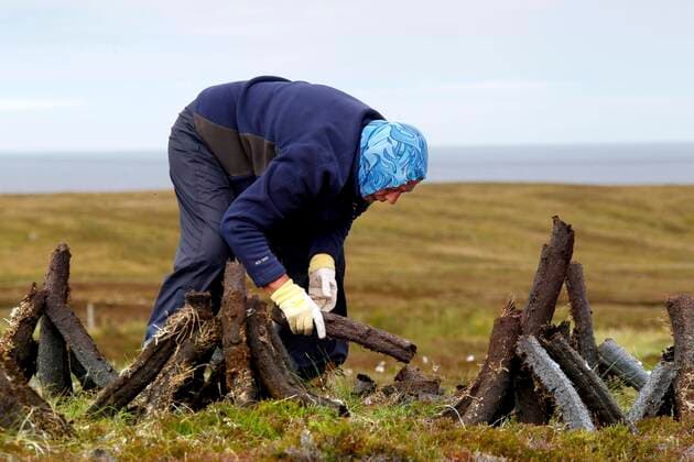 IMAGO Nature: Unsere Erde, Ressourcen, Torf  Torfstecherin, alte Frau, Kopftuch, Torfstich, Torfstechen, Torfmoor, manueller Torfstich, Torfsoden trocknen, Torfstapel, Tabost, Isle of Lewis, Äußere Hebriden, Western Isles, Hebriden, Schottland, Großbritannien, Europa *** Peat digger, old woman, headscarf, peat cutting, peat bog, manual peat cutting, peat sod drying, peat pile, Tabost, Isle of Lewis, Outer Hebrides, Western Isles, Hebrides, Scotland, Great Britain, Europe Copyright: imageBROKER/RolandxMarske iblrdm06748188.jpg