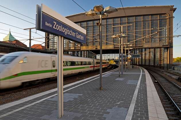 Bahnhof Berlin Zoologischer Garten, kurz Bahnhof Zoo, mit fahrendem ICE, Charlottenburg, Berlin, Deutschland, Europa *** Station Berlin Zoologischer Garten, short Bahnhof Zoo, with moving ICE, Charlottenburg, Berlin, Germany, Europe Copyright: imageBROKER StefanxZiese iblszi06807216.jpg