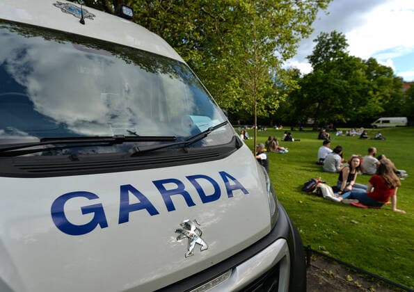 Crowded Outdoor Gatherings In Dublin Members of Gardai (Irish Police) enforce coronavirus restrictions in St Stephen Green in Dublin city center, on Friday afternoon. On Friday, 4 June 2021, in Dublin, Ireland. Dublin Ireland widak-crowdedo210604_npGn8  Copyright: xArturxWidakx