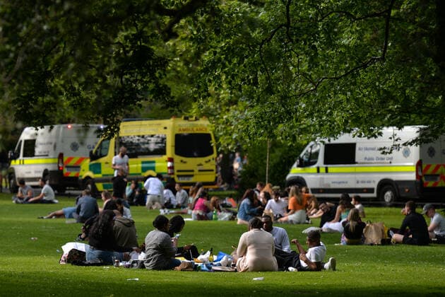 Crowded Outdoor Gatherings In Dublin Emergency services and Gardai (Irish Police) enforce coronavirus restrictions in St Stephen Green in Dublin city center, on Friday afternoon. On Friday, 4 June 2021, in Dublin, Ireland. Dublin Ireland widak-crowdedo210604_npM89  Copyright: xArturxWidakx