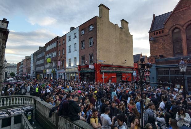 Crowded Outdoor Gatherings In Dublin Members of Gardai (Irish Police) enforce coronavirus restrictions in St Stephen Green in Dublin city center, on Friday afternoon. On Friday, 4 June 2021, in Dublin, Ireland. Dublin Ireland widak-crowdedo210604_npijS  Copyright: xArturxWidakx