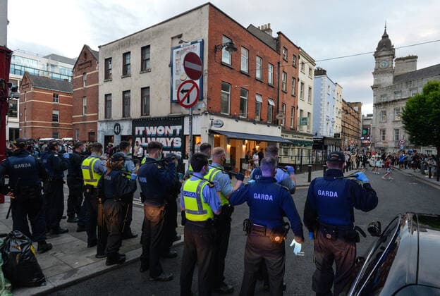 Crowded Outdoor Gatherings In Dublin Members of Gardai (Irish Police) enforce coronavirus restrictions and relocate people from South William Street in Dublin. On Friday, 4 June 2021, in Dublin, Ireland. Dublin Ireland widak-crowdedo210604_npyBD  Copyright: xArturxWidakx