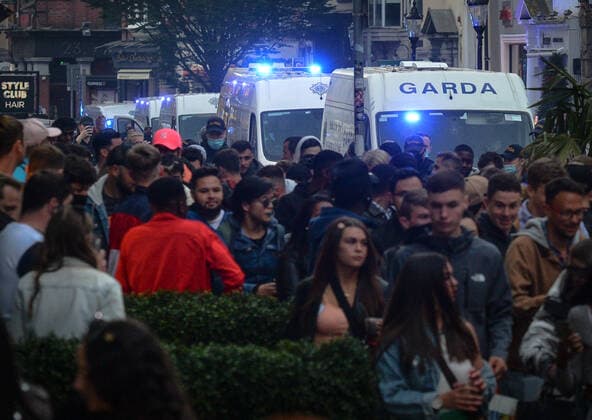 Crowded Outdoor Gatherings In Dublin Members of Gardai (Irish Police) enforce coronavirus restrictions and relocate people from South William Street in Dublin. On Friday, 4 June 2021, in Dublin, Ireland. Dublin Ireland widak-crowdedo210604_npzDk  Copyright: xArturxWidakx