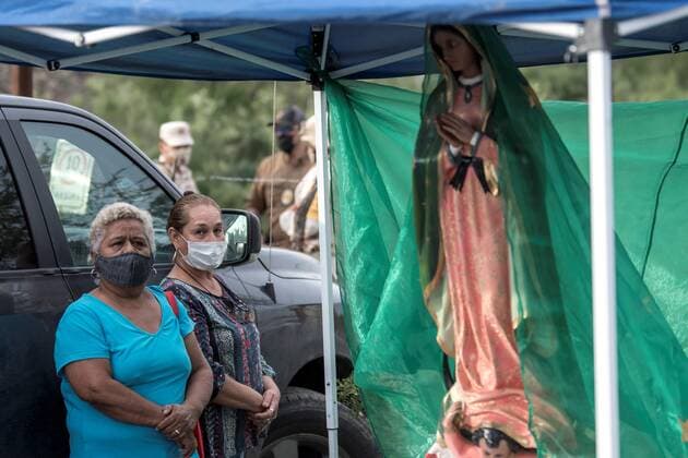 News Bilder des Tages Relatives of miners pray as they await for information about their loved ones after the flood and the collapse of a mine in the municipality of Muzquiz, Coahuila state, Mexico, 04 June 2021. At least seven miners were trapped on Friday by the flood and the collapse of a mine in the Mexican municipality of Muzquiz, in the northern state of Coahuila, where officers of Civil Protection and the Army were displaced for rescue work. Seven miners trapped by the flooding of a mine in northern Mexico !ACHTUNG: NUR REDAKTIONELLE NUTZUNG!  Copyright: xMiguelxSierrax MEX3619 20210605-637584694714869198