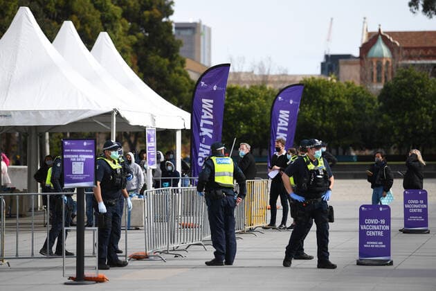 ANTI LOCKDOWN PROTEST MELBOURNE, Victoria Police stand guard outside the Melbourne Exhibition Centre coronavirus vaccination hub as a Free Melbourne anti-lockdown protest is expected to take place in Melbourne, Saturday, June 5, 2021. ( NO ARCHIVING, EDITORIAL USE ONLY, NO USE IN BOOKS WITHOUT CONSENT MELBOURNE VIC AUSTRALIA  Copyright: xJAMESxROSSx 20210605001547484128