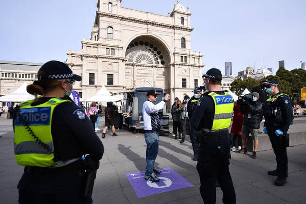 ANTI LOCKDOWN PROTEST MELBOURNE, Victoria Police talk to a protester during a Free Melbourne anti-lockdown protest outside the Melbourne Exhibition Centre coronavirus vaccination hub in Melbourne, Saturday, June 5, 2021. ( NO ARCHIVING, EDITORIAL USE ONLY, NO USE IN BOOKS WITHOUT CONSENT MELBOURNE VIC AUSTRALIA  Copyright: xJAMESxROSSx 20210605001547484333