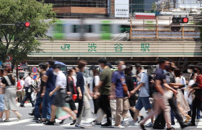 June 5, 2021, Tokyo, Japan - People cross a road at Tokyo s Shibuya fashion district amid outbreak of the new coronavirus on Saturday, June 5, 2021.  (161857665)