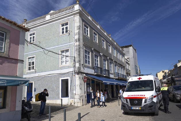A general view of an ambulance outside a famous pastry shop on June 4, 2021 in Lisbon, Portugal. Covid19 numbers in Portugal are rising and the Portuguese Red Cross has a plan offering Free COVID-19 tests around the city, mostly in turistic sites. Where: Lisbon, Portugal When: 04 Jun 2021 Credit: Luis Boza Cover Images Copyright: xLuisxBozax 41480171 EDITORIAL USE ONLY. NOT FOR USE BY NEWSPAPERS BASED IN THE UK.