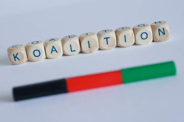 Symbolbild einer Regierungskoalition aus CDU, SPD und Gruenen Symbolfoto und Themenbild einer moeglichen Koalition der Parteien CDU, SPD und Gruenen der sogenannten Kenia Koalition und Buendnis Deutschland