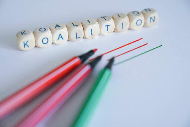 Symbolbild einer Regierungskoalition aus SPD, Linke und Gruenen Symbolfoto und Themenbild einer moeglichen Koalition der Parteien SPD, Linke und Gruenen der sogenannten R2G Regieungskoaliton und Buendnis Deutschland