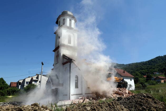 Bilder des Jahres 2021, News 06 Juni News Themen der Woche KW22 News Bilder des Tages PXL_Demolition of an illegally built Orthodox church near Srebrenica Demolition of an illegally built Orthodox church on the private land of a Bosniak family from Konjevic Polje near Srebrenica in Bosnia and Herzegovina on June 5, 2021. The demolition followed as a result of a ruling by the European Court of Human Rights, which in October 2019 confirmed that the church was built illegally and ordered the state of BiH to remove it. ArminxDurgut PIXSELL