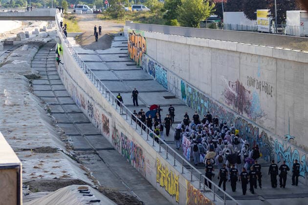 Massenaktion des Aktionsbündnis Sand im Getriebe Berlin zum bundesweiten Anti-Autobahn-Aktionstag auf der Baustelle der A100 05.06.2021_Aktivisten von Ende Gelände und Sand im Getriebe blockieren die Baustelle auf der A100 in Berlin. *** Mass action of the action alliance Sand im Getriebe Berlin on the occasion of the nationwide Anti Autobahn Action Day at the construction site of the A100 05 06 2021 Activists of Ende Gelände and Sand im Getriebe block the construction site on the A100 in Berlin