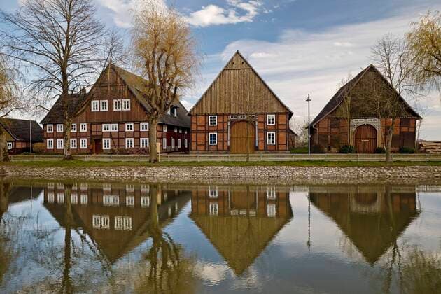 Fachwerkhäuser spiegeln sich im Dorfweiher, Löwendorf, Marienmünster, Ostwestfalen-Lippe, Nordrhein-Westfalen, Deutschland, Europa Copyright: imageBROKER/StefanxZiese iblszi06746580.jpg