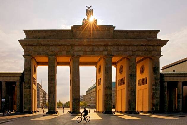  Brandenburger Tor am frühen Morgen im Gegenlicht, Berlin, Deutschland, Europa *** Brandenburg Gate early morning backlit, Berlin, Germany, Europe Copyright: imageBROKER/StefanxZiese iblszi06757392.jpg