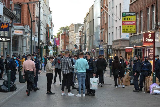 Gardai Clear Crowds In Dublin City Center Members of Gardai Public Order Unit enforce COVID-19 restrictions on Grafton Street in Dublin city center. On Sunday, 5 June 2021, in Dublin, Ireland. Dublin Ireland widak-crowdedo210605_npIDM  Copyright: xArturxWidakx