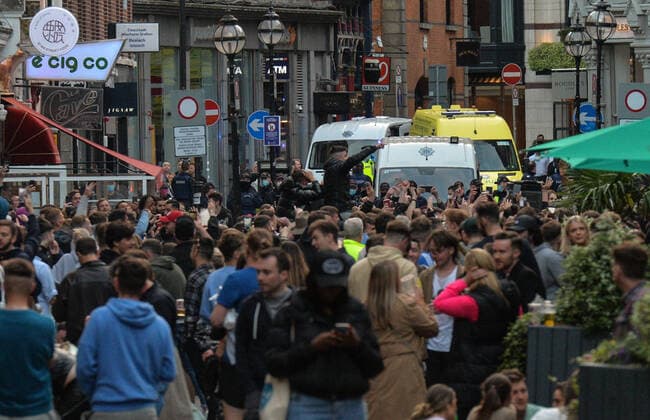 News Bilder des Tages Gardai Clear Crowds In Dublin City Center Members of Gardai Public Order Unit enforce COVID-19 restrictions on Anne Street South in Dublin city center. On Sunday, 5 June 2021, in Dublin, Ireland. Dublin Ireland widak-crowdedo210605_npeYQ  Copyright: xArturxWidakx