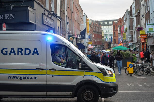 Gardai Clear Crowds In Dublin City Center Members of Gardai Public Order Unit enforce COVID-19 restrictions on Anne Street South in Dublin city center. On Sunday, 5 June 2021, in Dublin, Ireland. Dublin Ireland widak-crowdedo210605_np1wR  Copyright: xArturxWidakx