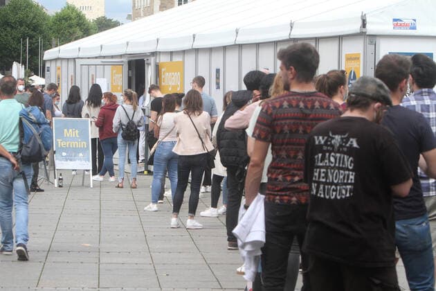 Großer Andrang von Personen, die vor einem Corona Testzentrum am Schlossplatz in der Innenstadt von Stuttgart einen kostenlosen Corona Schnelltest vornehmen lassen wollen, Baden Württemberg, Deutschland