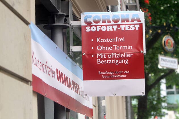 Ein Schild mit Aufschrift Corona Sofort-Test kostenfrei ohne Termin mit offizieller Bestätigung beauftragt durch das Gesundheitsamt hängt über einem Testzentrum in der Innenstadt von Stuttgart, Baden Württemberg, Deutschland
