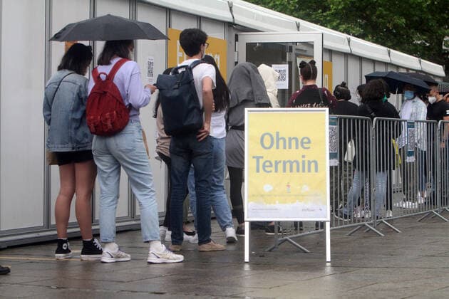 Großer Andrang von Personen, die vor einem Corona Testzentrum am Schlossplatz in der Innenstadt von Stuttgart einen kostenlosen Corona Schnelltest vornehmen lassen wollen, Baden Württemberg, Deutschland