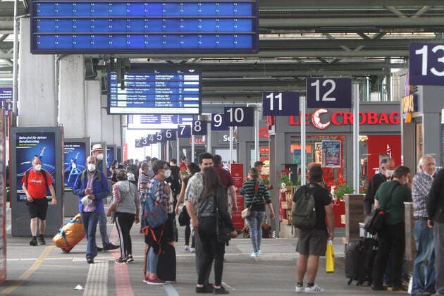 Mit Reisenden gut besuchter Querbahnsteig im Hauptbahnhof Stuttgart ein, Baden-Württemberg, Deutschland