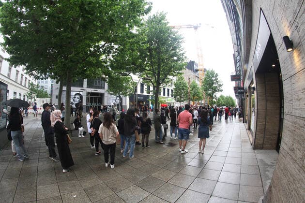 Inzidenzbedingt haben die Geschäfte in Stuttgart wieder geöffnet, was zu einem Ansturm auf den Handel in der Fußgängerzone und Einkaufsstraße Königstraße geführt hat. Eine lange Warteschlange steht vor einem Modegeschäft an und wartet auf Einlass, Baden Württemberg, Deutschland