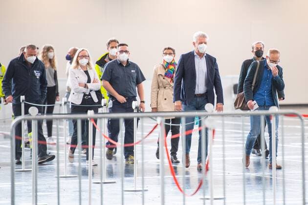 Oberbuergermeister Muenchen Dieter Reiter, Gesundheitsreferentin Beatrix Zurek, Pressetermin anlaesslich der 500.000 stationaeren Impfung im Muenchner Impfzentrum, 06.06.2021 Muenchen Bayern Deutschland