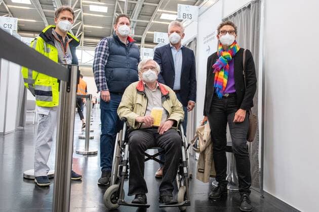 News Bilder des Tages Der 500.000 Impfling, wird geimpft mit Biontech, Oberbuergermeister Muenchen Dieter Reiter, Gesundheitsreferentin Beatrix Zurek, Pressetermin anlaesslich der 500.000 stationaeren Impfung im Muenchner Impfzentrum, 06.06.2021 Muenchen Bayern Deutschland
