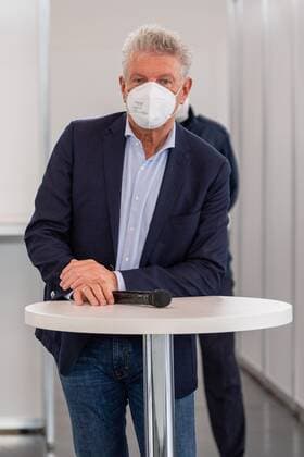 Oberbuergermeister Muenchen Dieter Reiter bei der Berantwortung der Fragen, Pressetermin anlaesslich der 500.000 stationaeren Impfung im Muenchner Impfzentrum, 06.06.2021 Muenchen Bayern Deutschland