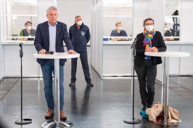 Oberbuergermeister Muenchen Dieter Reiter, Gesundheitsreferentin Beatrix Zurek, Pressetermin anlaesslich der 500.000 stationaeren Impfung im Muenchner Impfzentrum, 06.06.2021 Muenchen Bayern Deutschland