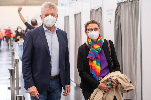 Oberbuergermeister Muenchen Dieter Reiter, Gesundheitsreferentin Beatrix Zurek, Pressetermin anlaesslich der 500.000 stationaeren Impfung im Muenchner Impfzentrum, 06.06.2021 Muenchen Bayern Deutschland
