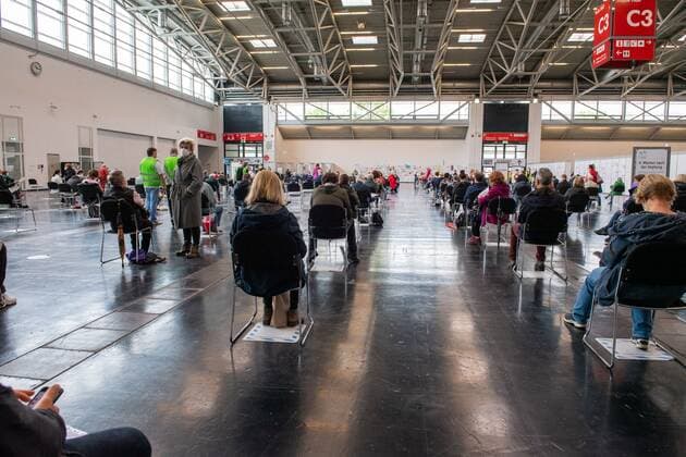 Wartebereich nach der erfolgten Impfung, Pressetermin anlaesslich der 500.000 stationaeren Impfung im Muenchner Impfzentrum, 06.06.2021 Muenchen Bayern Deutschland