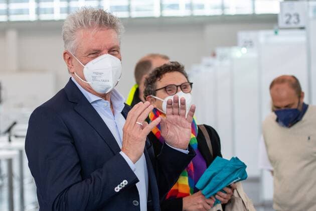 Oberbuergermeister Muenchen Dieter Reiter beim durchgang durch das Impfzentrum, Pressetermin anlaesslich der 500.000 stationaeren Impfung im Muenchner Impfzentrum, 06.06.2021 Muenchen Bayern Deutschland