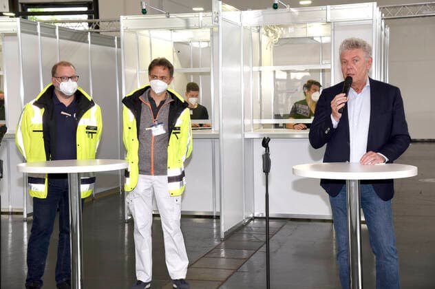 Dr. Peter Kampmann (Chefarzt), Dr. Felix Jonas (stellv. ärztlicher Leiter) und Dieter Reiter beim Pressetermin anlässlich der 500.000. stationären Impfung im Münchner Impfzentrum. München, 06.06.2021