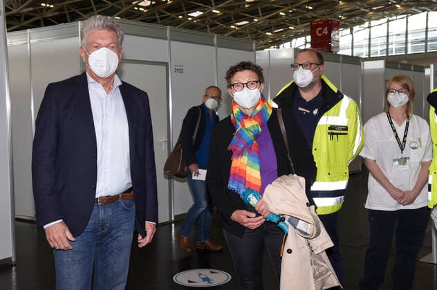 Dieter Reiter und Beatrix Zurek beim Pressetermin anlässlich der 500.000. stationären Impfung im Münchner Impfzentrum. München, 06.06.2021