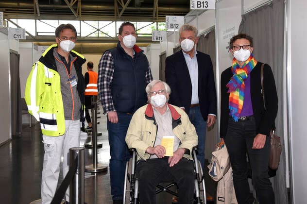 Dr. Felix Jonas, Dieter Buchner, Michael, Dieter Reiter und Beatrix Zurek beim Pressetermin anlässlich der 500.000. stationären Impfung im Münchner Impfzentrum. München, 06.06.2021