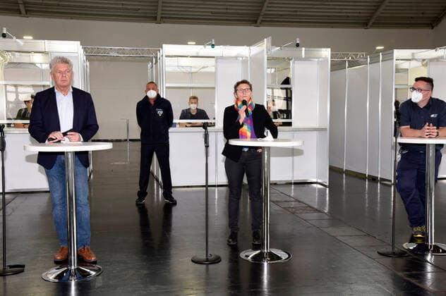 Dieter Reiter, Beatrix Zurek und Maximilian Hinkofer beim Pressetermin anlässlich der 500.000. stationären Impfung im Münchner Impfzentrum. München, 06.06.2021