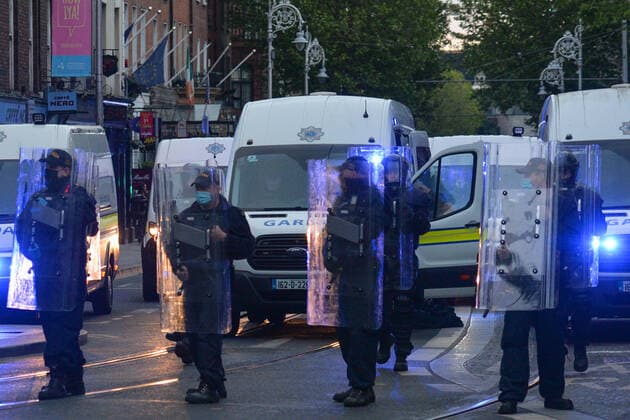 19 People Arrested For Public Order Offences In Dublin On Saturday Night Members of Garda Public Order Unit on Dawson Street in Dublin city center on Saturday evening, 5 June 2021. Nineteen people were arrested on suspicion of violating public order after another night of rioting in downtown Dublin. Glass bottles and other missiles were thrown at the gardai after they collided with large crowds in the city on Saturday night. On Sunday, 6 June 2021, in Dublin, Ireland. Dublin Ireland widak-19people210606_npjog  Copyright: xArturxWidakx