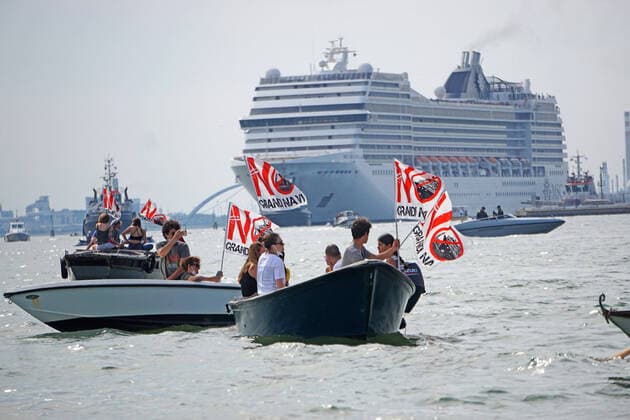 Bilder des Jahres 2021, News 06 Juni News Themen der Woche KW22 Activists of the committee No Grandi Navi (No big ships), headed for the MSC Orchestra on board of small boats and waving flags, protest against the cruise ship being allowed in the Lagoon, during the navigation of the ocean-going liner in the Channel of the Giudecca, Venice, Italy, 05 June 2021.