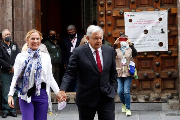 Lopez Obrador Mexical Legislative Elections 2021 MEXICO CITY, MEXICO - JUNE 6: Mexico s President AndrÃ s Manuel Lopez Obrador accompanied by his wife Beatriz Gutierrez Müller raises his thumb after voting at the polling place located at the Archbishop s Museum during Mexican Legislative elections to elect federal deputies , Mexico s mayors and Councilman on June 6, 2021 in Mexico City, Mexico. Copyright: xLuisxBarronx EYEPIXGROUP_LB_06062021_8320