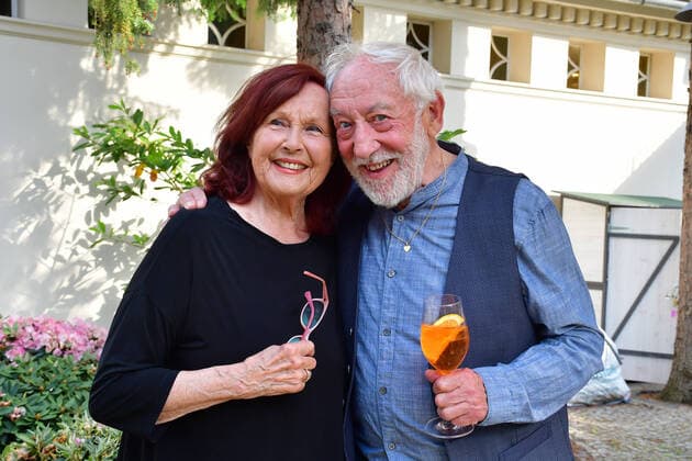 Bilder des Jahres 2021, Entertainment 06 Juni Entertainment Themen der Woche KW22 Entertainment Bilder des Tages SchlossPark Theater Premiere* WINTERROSE Brigitte Grothum, Dieter Hallervorden Ankunft zur SchlossParkTheater Premiere* WINTERROSE * zu Coronazeiten in Berlin am 06.06.2021 *** SchlossPark Theater Premiere WINTERROSE Brigitte Grothum, Dieter Hallervorden Arrival to SchlossParkTheater Premiere WINTERROSE at Corona times in Berlin on 06 06 2021 Photopress Mueller