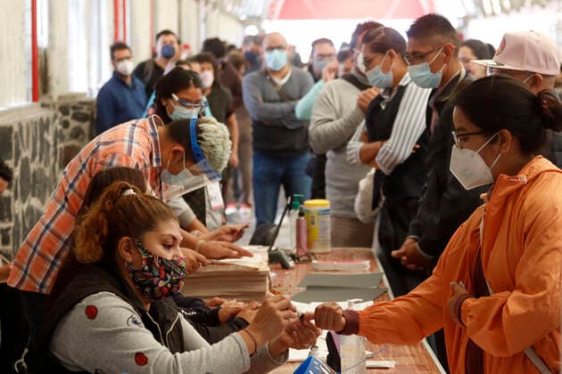 Mexico™s Legislative Elections 2021 MEXICO CITY, MEXICO - JUNE 6: A person paints the finger of a voter after her vote at Passenger Bus Terminal (TAPO) during the Mexican Legislative elections to elect federal deputies, deputations to the Mexico City congress, Mexico s mayors on June 6, 2021 in Mexico City, Mexico. Copyright: xLuisxBarronx EYEPIXGROUP_LB_06062021_8386