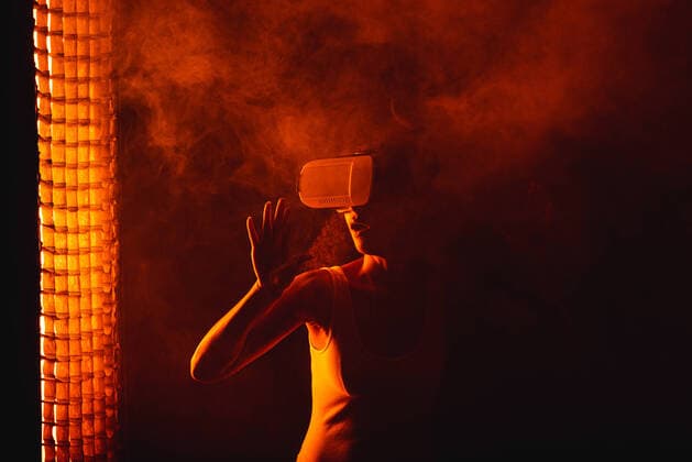 IMAGO Creative: Digitale Welt, Mixed Reality IMAGO Creative: 2021 Favoriten Anonymous astonished ethnic female with open mouth exploring virtual reality in headset on black background, Model released Copyright: xLeonardoxBorgesx MR
